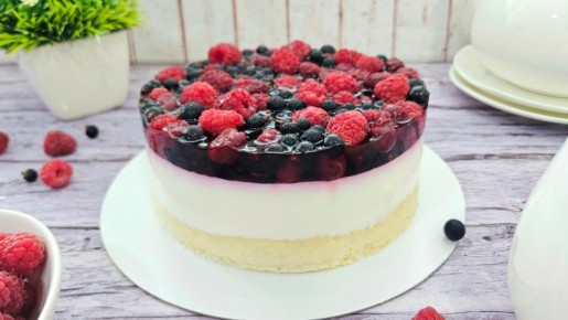 Летний десерт, который порадует даже самых строгих соблазнителей – творожно-ягодный желейный торт с низкой калорийностью