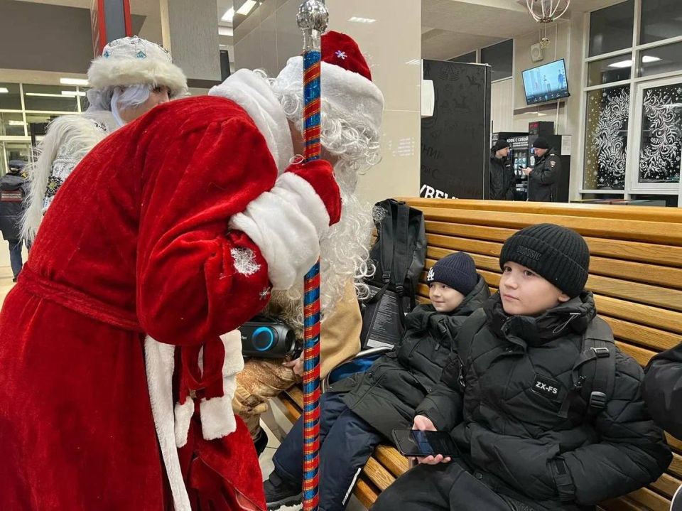 Транспортные полицейские Хакасии и поздравили пассажиров на железнодорожном вокзале города Абакана