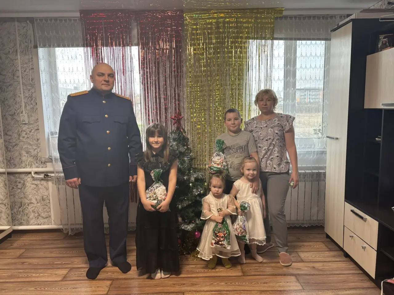 В Республике Хакасия следователи исполнили желания детей в рамках всероссийской акции «Елка желаний» В Республике Хакасия следователи исполнили желания детей в рамках всероссийской акции «Елка желаний»