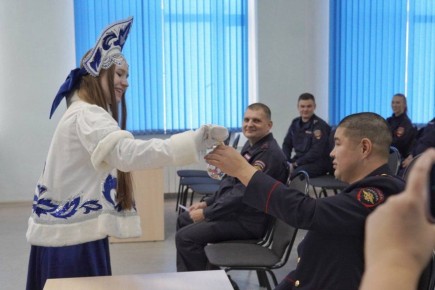 Активисты поздравили полицейских Хакасии