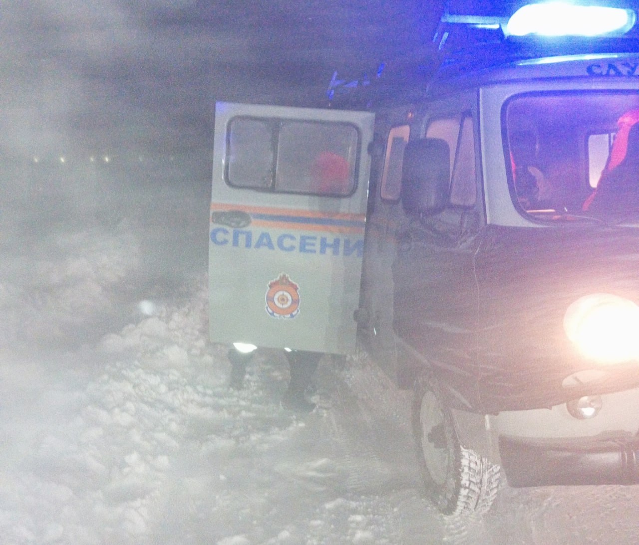 Мать с двумя детьми, застрявшую на автомобиле в кювете, вызволили краевые спасатели Мать с двумя детьми, застрявшую на автомобиле в кювете, вызволили краевые спасатели