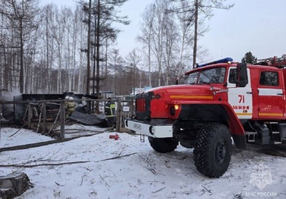 В Хакасии горел автомобиль, надворная постройка и бани