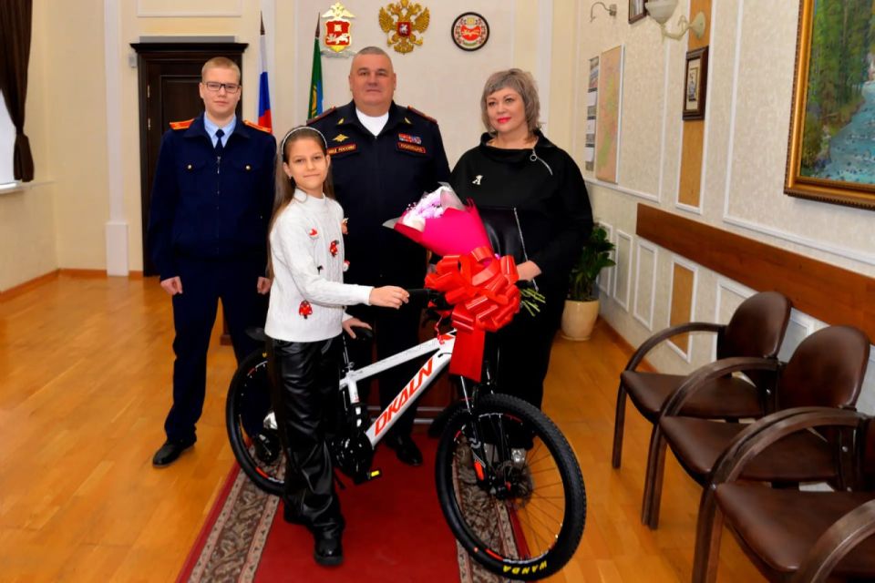 Министр внутренних дел по Республике Хакасия исполнил новогоднюю мечту 9-летней Ани Боровинской