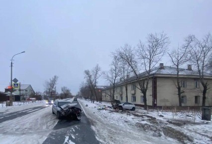Две иномарки не смогли разъехаться на перекрестке в Черногорске