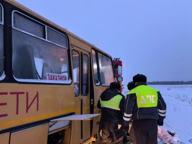 Виновник смертельного ДТП со школьным автобусом под Минусинском скрылся, следком возбудил уголовное дело, полиция ищет подозреваемого