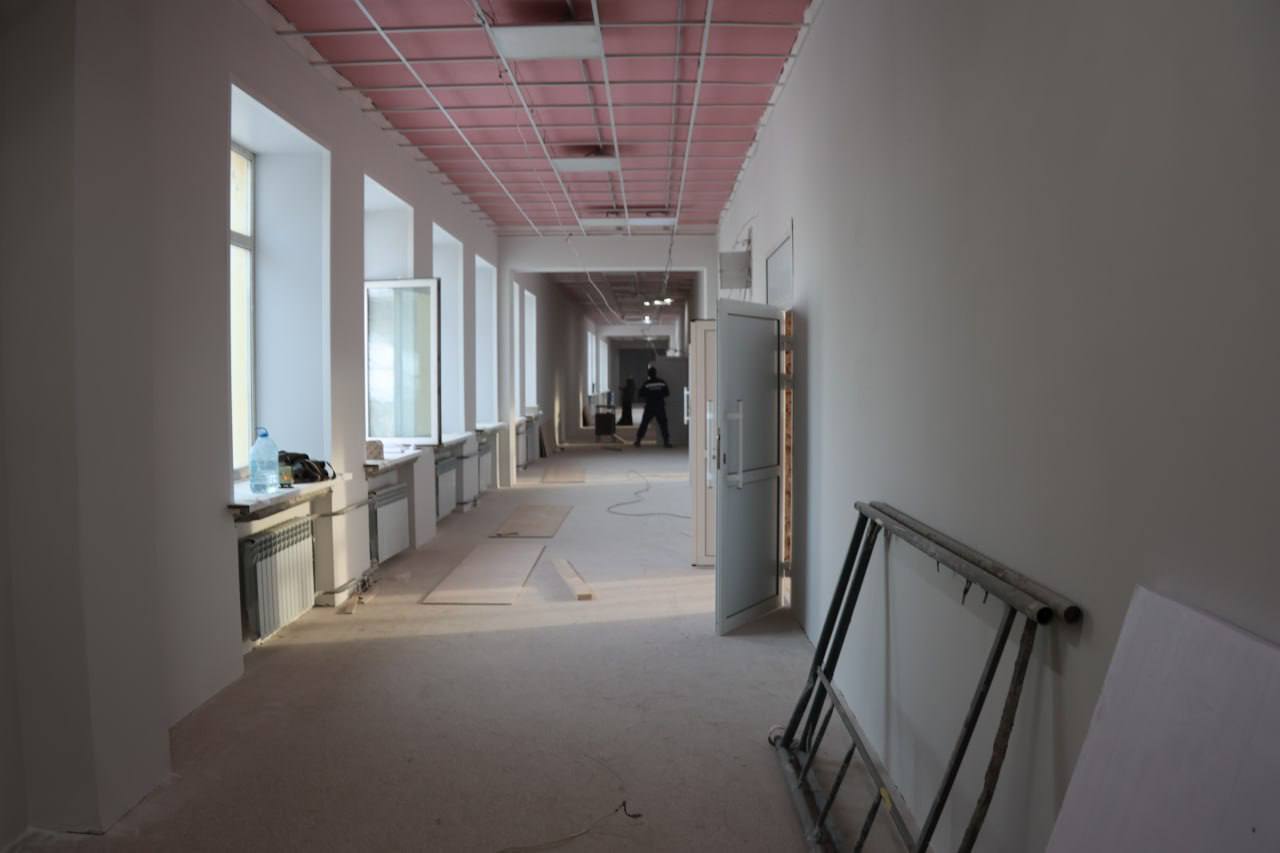 Алексей Лемин: В школе № 1 строители не останавливаются ни на день Алексей Лемин: В школе № 1 строители не останавливаются ни на день