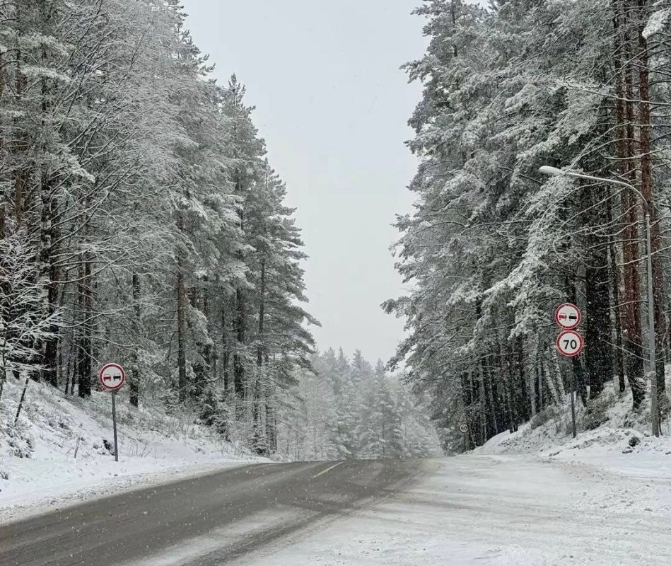 Зима атакует: трасса скована крепким объятием мороза!