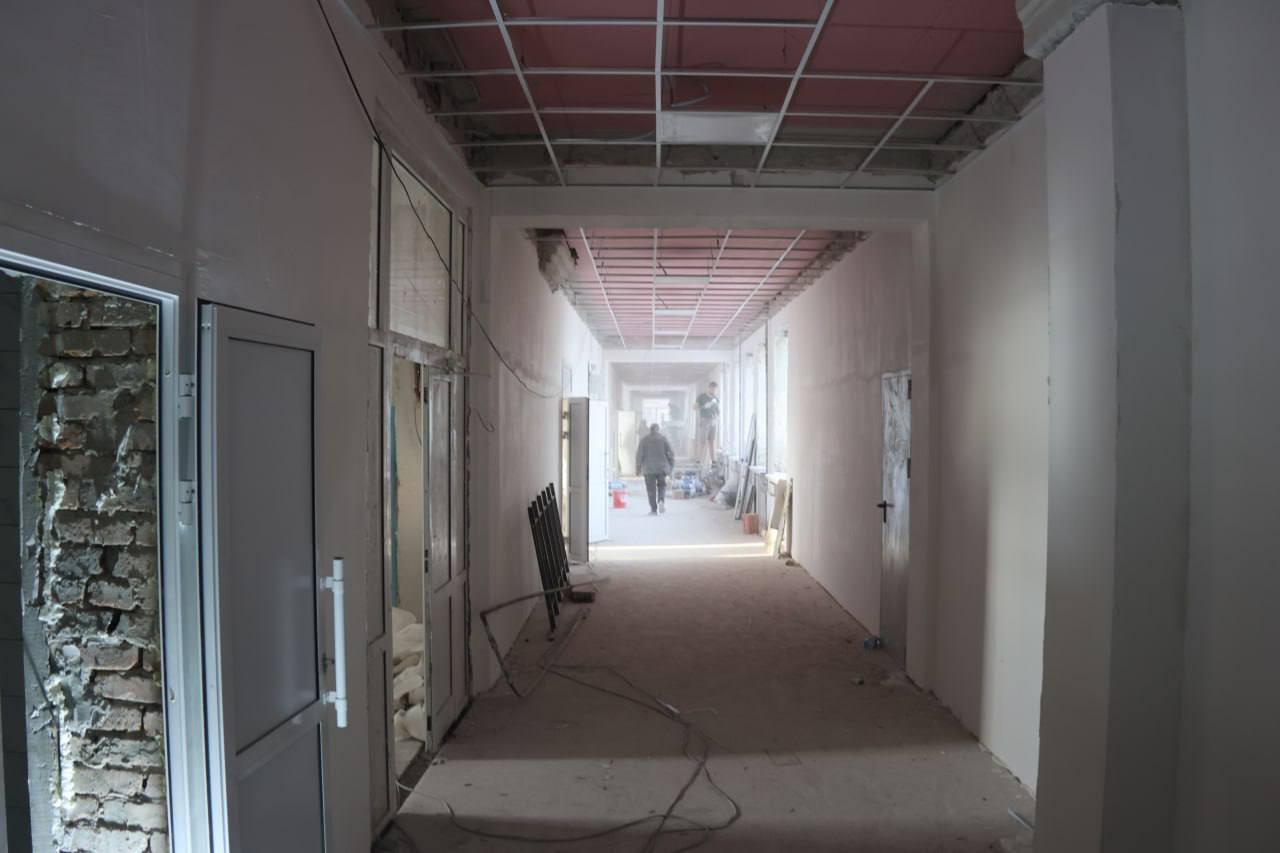 Алексей Лемин: В школе № 1 строители не останавливаются ни на день Алексей Лемин: В школе № 1 строители не останавливаются ни на день