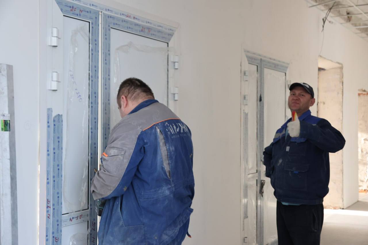 Алексей Лемин: В школе № 1 строители не останавливаются ни на день Алексей Лемин: В школе № 1 строители не останавливаются ни на день