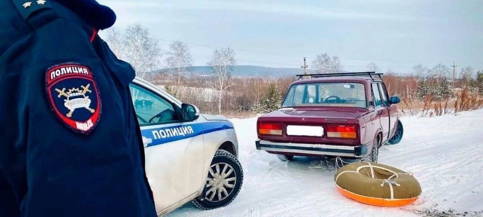 Опасные забавы. Сотрудники Госавтоинспекции Абакана предупреждают об опасности катания на «ватрушках» (тюбингах), санках и других приспособлениях, прикрепленных к автомобилям