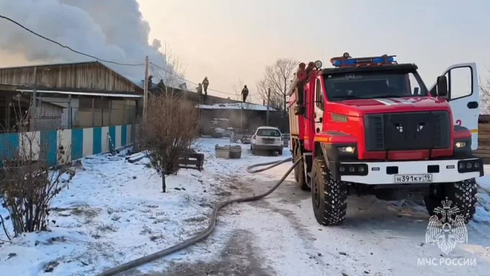 Огнеборцы ликвидируют пожар в частном приюте для животных