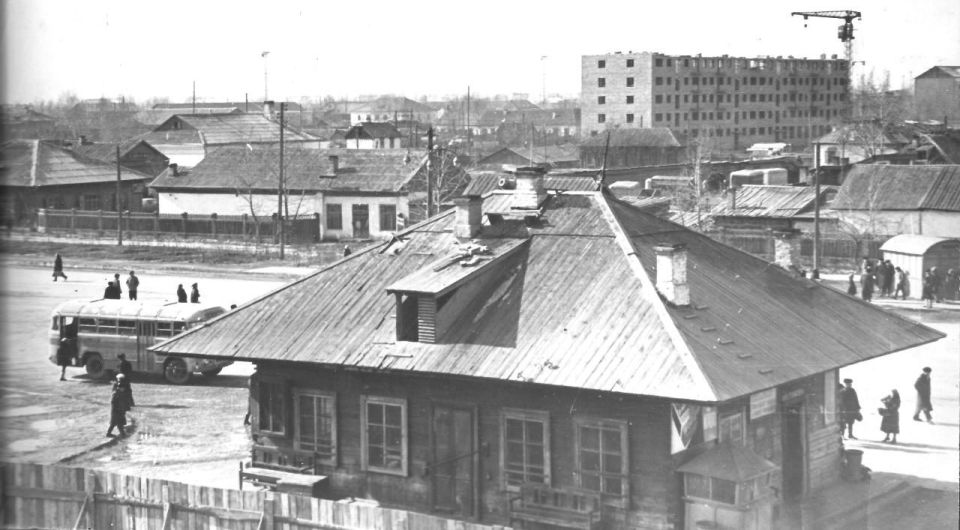 Продолжаем про Коммунальную улицу: «вся жизнь Коммунальной улицы связана с транспортом: изначально в 20-30 годы на площадь (её стали называть базарной) приезжали с районов на подводах и торговали прямо с повозок, здесь же...