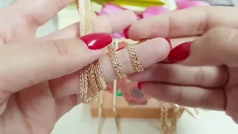 В Усть-Абакане сотрудники угро задержали девушку, подменившую заказанное на маркетплейсе ювелирное украшение на бижутерию