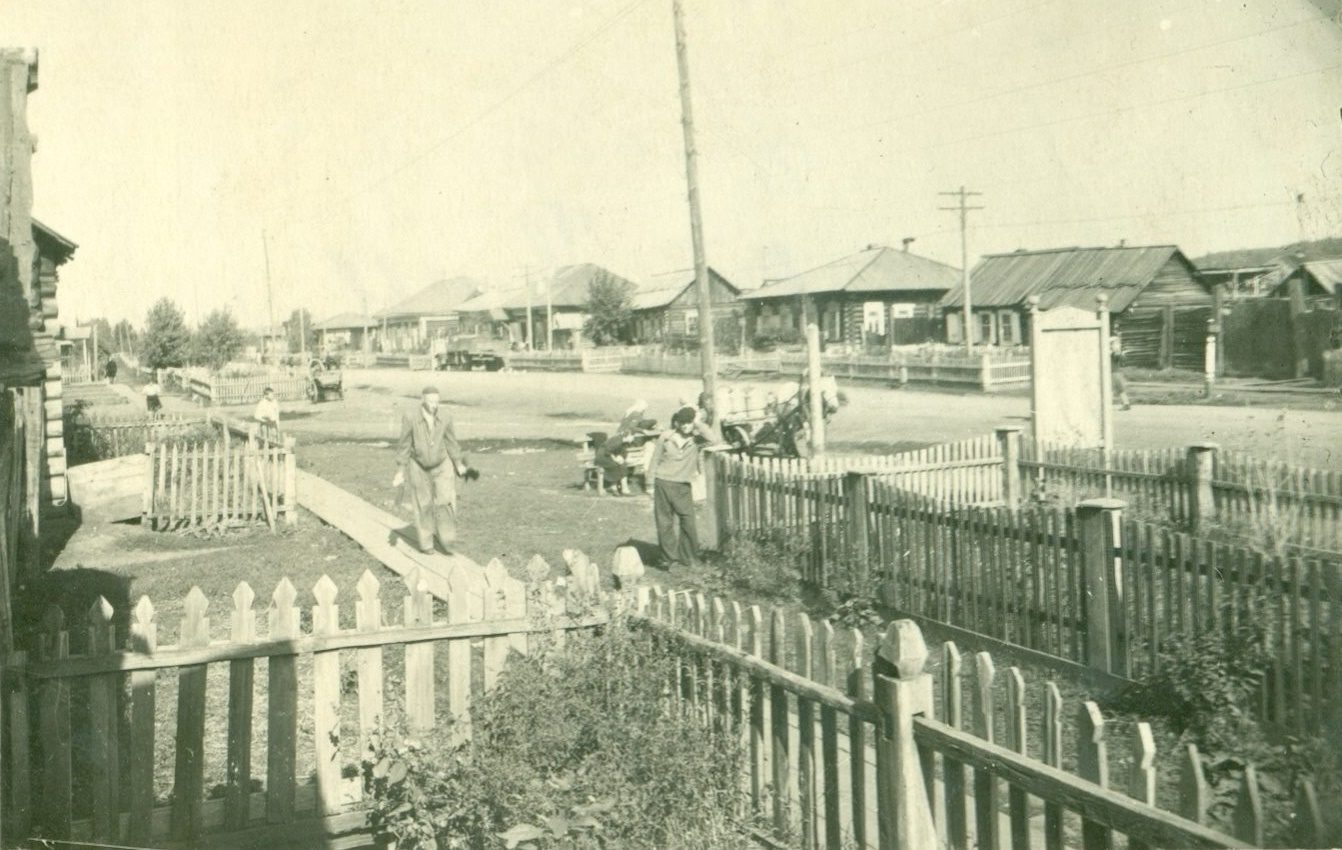 Интересно, что жилые дома в Абакане в тридцатых годах строили из разбираемых в других поселениях построек Интересно, что жилые дома в Абакане в тридцатых годах строили из разбираемых в других поселениях построек