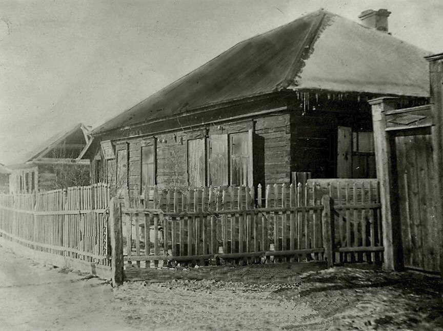 Интересно, что жилые дома в Абакане в тридцатых годах строили из разбираемых в других поселениях построек Интересно, что жилые дома в Абакане в тридцатых годах строили из разбираемых в других поселениях построек