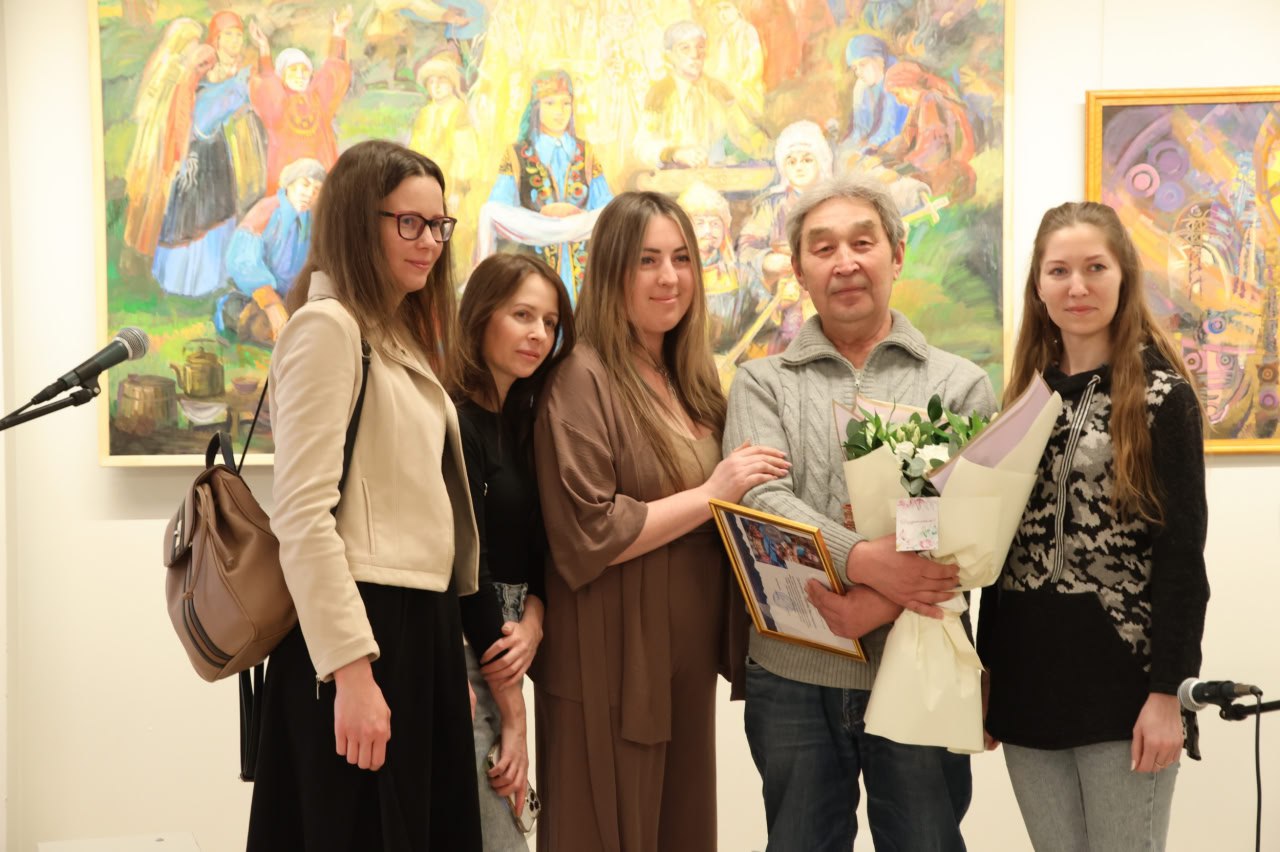 В выставочном зале Детской художественной школы имени Дмитрия Иннокентьевича Каратанова открылась долгожданная выставка живописи и графики «Сквозь тысячелетия» Заслуженного работника культуры Хакасии, члена Союза художников... В выставочном зале Детской художественной школы имени Дмитрия Иннокентьевича Каратанова открылась долгожданная выставка живописи и графики «Сквозь тысячелетия» Заслуженного работника культуры Хакасии, члена Союза художников...