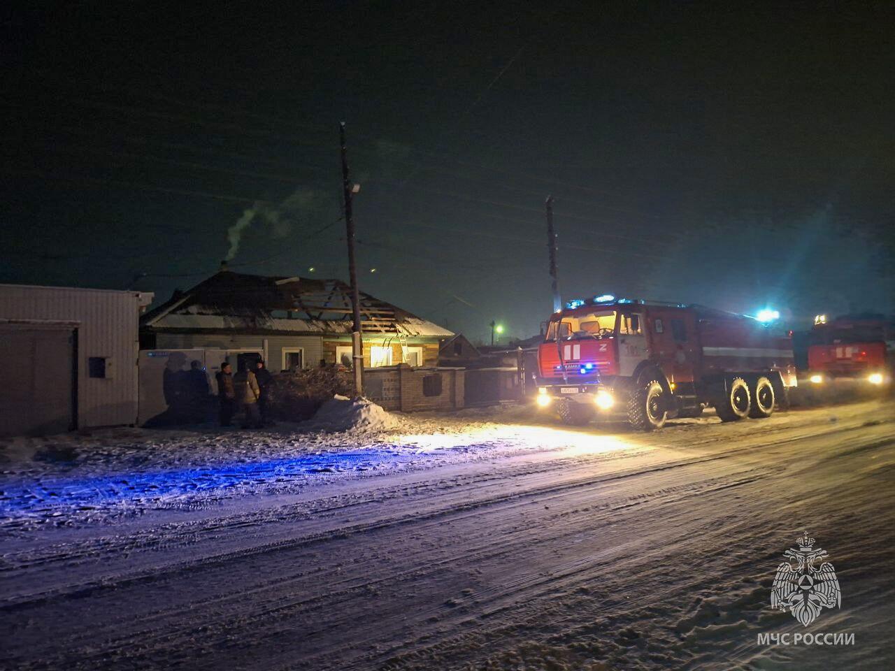 Двоих человек спасли из горящего дома пожарные в Усть-Абакане