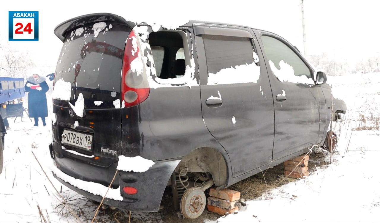 Без колес, бампера и с разбитым окном: очередной автохлам вывезли городские коммунальщики с парковки в Абакане