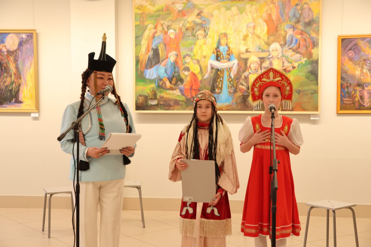 В выставочном зале Детской художественной школы имени Дмитрия Иннокентьевича Каратанова открылась долгожданная выставка живописи и графики «Сквозь тысячелетия» Заслуженного работника культуры Хакасии, члена Союза художников... В выставочном зале Детской художественной школы имени Дмитрия Иннокентьевича Каратанова открылась долгожданная выставка живописи и графики «Сквозь тысячелетия» Заслуженного работника культуры Хакасии, члена Союза художников...