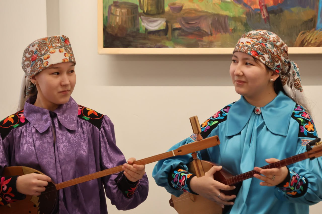 В выставочном зале Детской художественной школы имени Дмитрия Иннокентьевича Каратанова открылась долгожданная выставка живописи и графики «Сквозь тысячелетия» Заслуженного работника культуры Хакасии, члена Союза художников... В выставочном зале Детской художественной школы имени Дмитрия Иннокентьевича Каратанова открылась долгожданная выставка живописи и графики «Сквозь тысячелетия» Заслуженного работника культуры Хакасии, члена Союза художников...