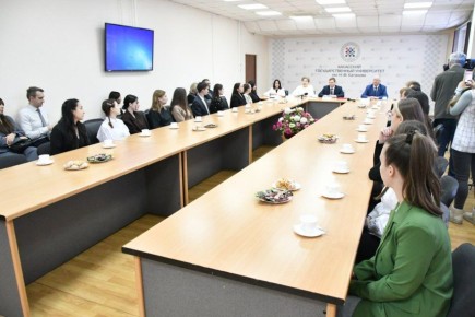 Глава Хакасии встретился со студентами главного вуза региона