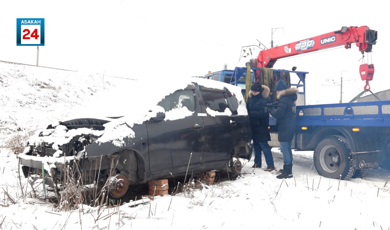Без колес, бампера и с разбитым окном: очередной автохлам вывезли городские коммунальщики с парковки в Абакане Без колес, бампера и с разбитым окном: очередной автохлам вывезли городские коммунальщики с парковки в Абакане