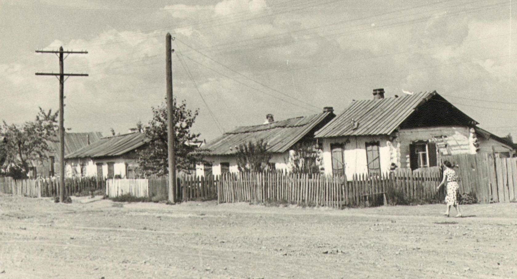 В тридцатые годы жители Абакана были обязаны сами строить и ремонтировать тротуары, за свой счёт и в предельно короткие сроки