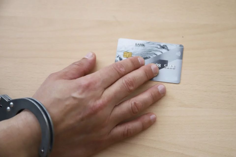 В Саяногорске оперативники угро по горячим следам раскрыли кражу средств с банковской карты 86-летней пенсионерки