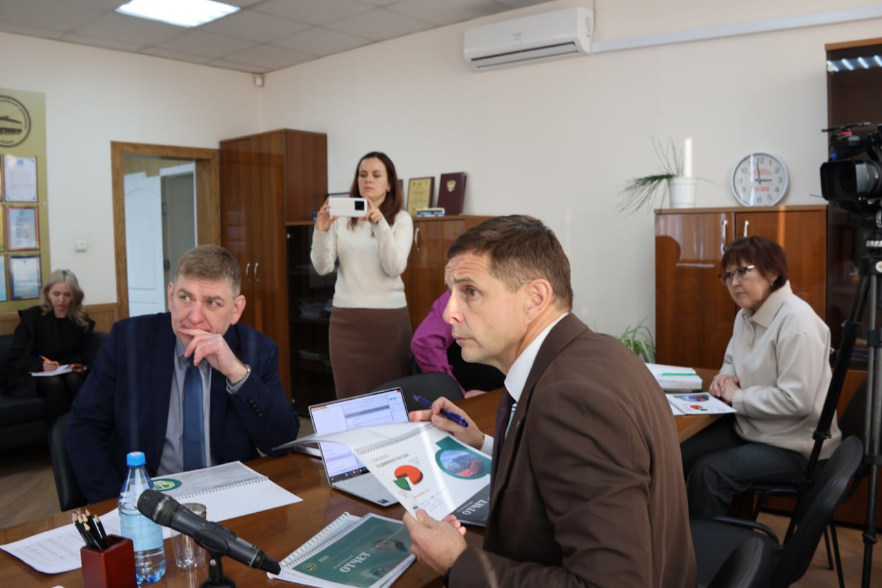 Городские троллейбусы в 2025 году перевезли около 4 миллионов пассажиров: отчёт Главе города Абакана Алексею Лемину представил директор муниципального предприятия «Троллейбусное управление» Виктор Шевцов Городские троллейбусы в 2025 году перевезли около 4 миллионов пассажиров: отчёт Главе города Абакана Алексею Лемину представил директор муниципального предприятия «Троллейбусное управление» Виктор Шевцов