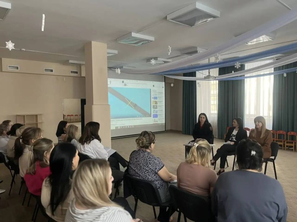 В новом году полицейские Абакана в рамках профилактики кибермошенничества продолжают встречи с трудовыми коллективами