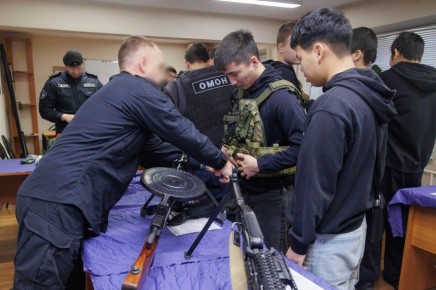 Абаканские студенты познакомились со службой сотрудников ОМОН