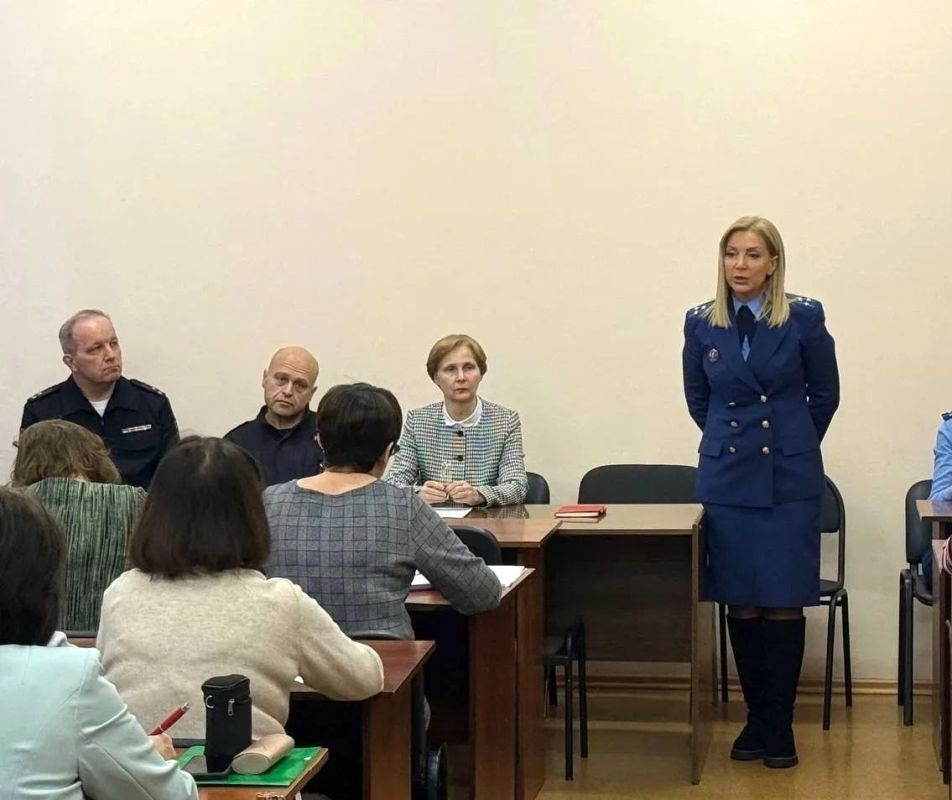 В рамках реализации мероприятий по правовому просвещению работники прокуратуры г. Абакана провели профилактическую беседу среди педагогического состава образовательных организаций города Абакана