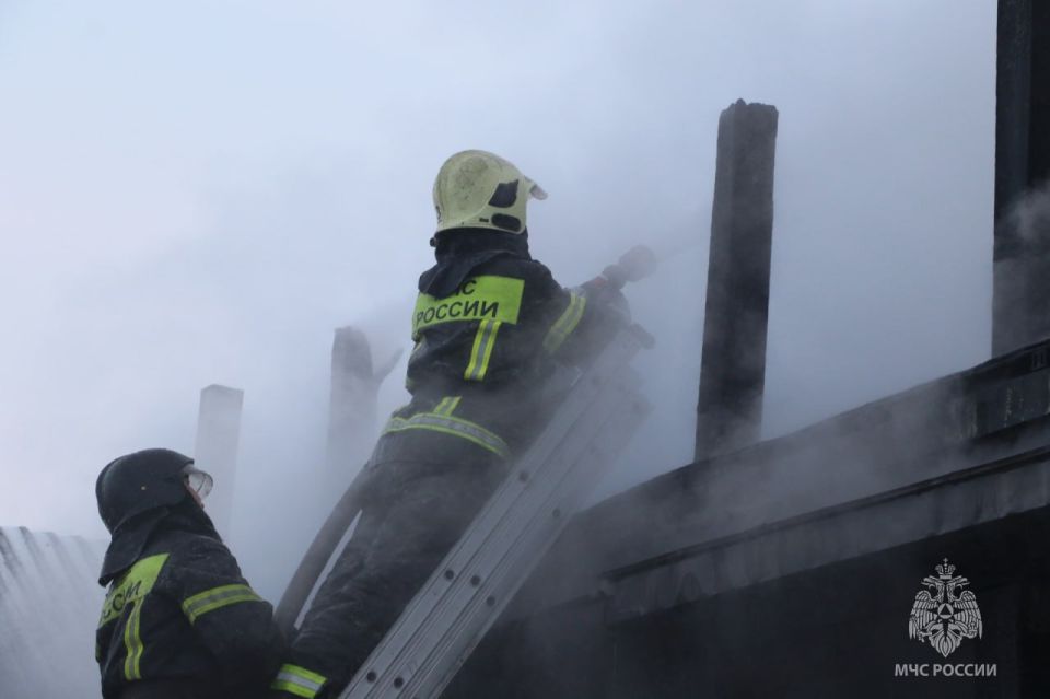 За минувшие сутки к пожарам приводили замыкание проводки и недосмотр за печным отоплением