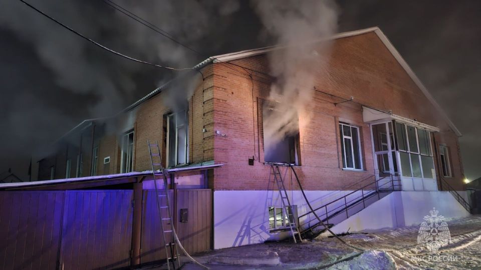 В Абакане тушили мебельный магазин