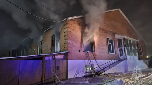 В Абакане тушили мебельный магазин