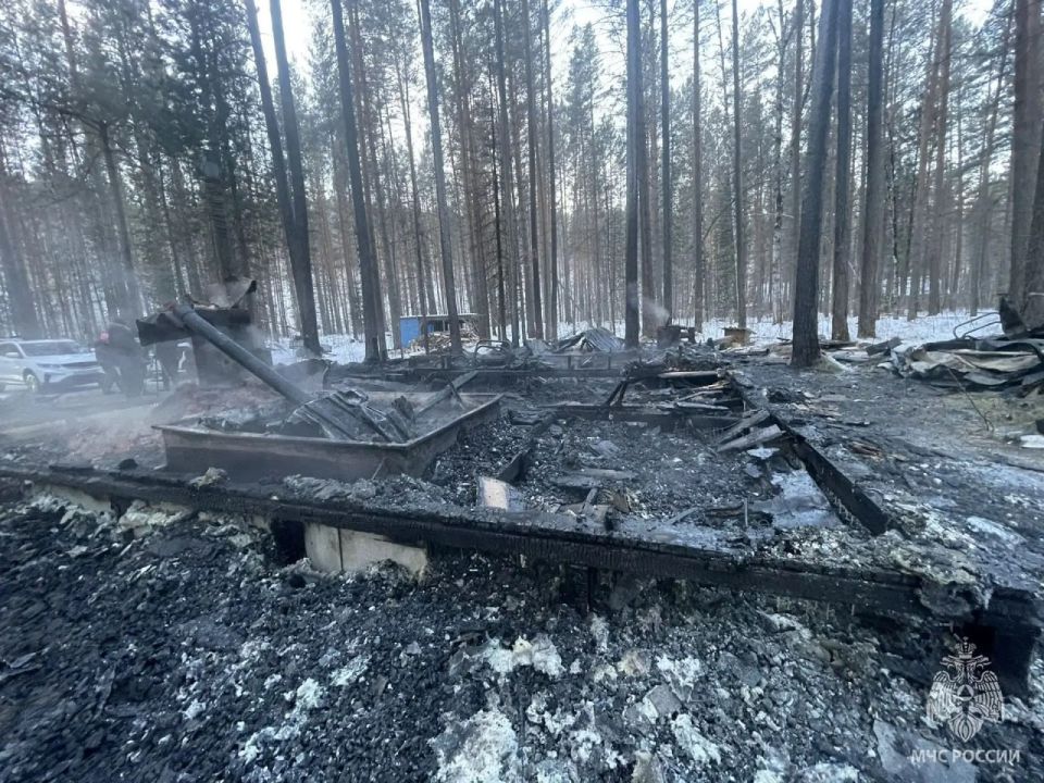 Дознаватели МЧС России работают над установлением причин пожара с тремя погибшими