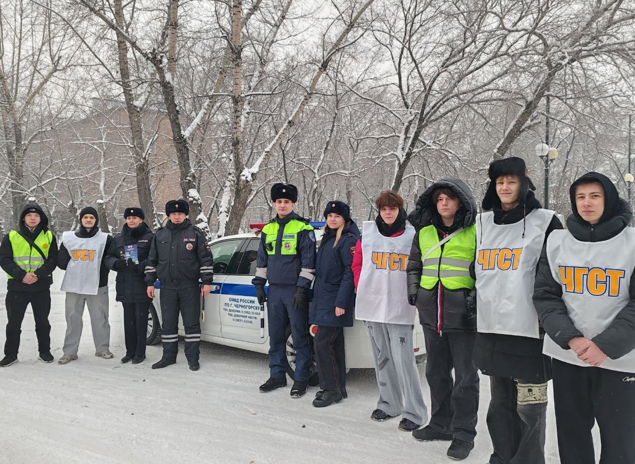 В Черногорске полицейские и волонтёры поздравили водителей с Днём рождения автомобиля В Черногорске полицейские и волонтёры поздравили водителей с Днём рождения автомобиля