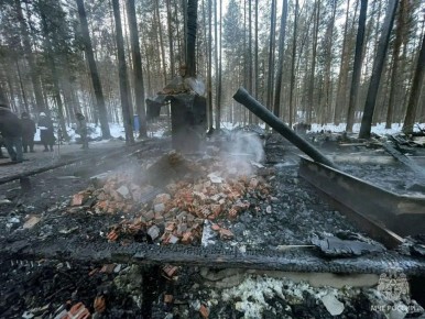Тела троих человек нашли после пожара на базе отдыха в Бейском районе Хакасии