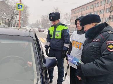 В Черногорске полицейские и волонтёры поздравили водителей с Днём рождения автомобиля