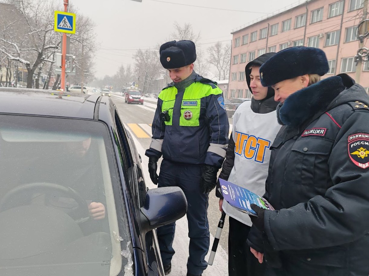 В Черногорске полицейские и волонтёры поздравили водителей с Днём рождения автомобиля