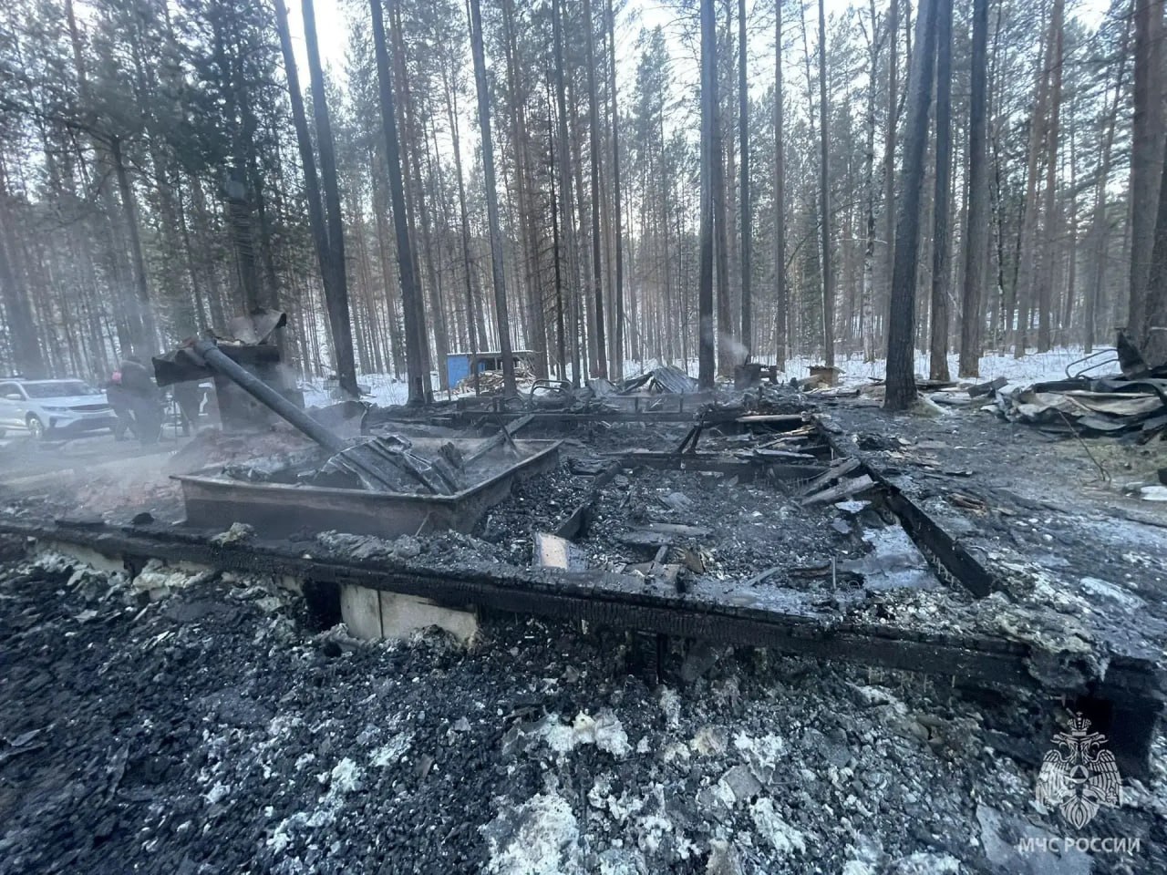 Три человека погибли, еще один пострадал в результате пожара в гостевом доме в Хакасии, сообщили в МЧС по региону