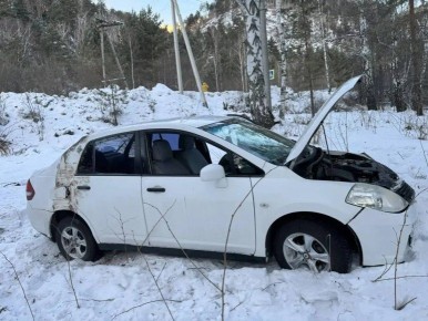 Под Саяногорском иномарка слетела с трассы в кювет