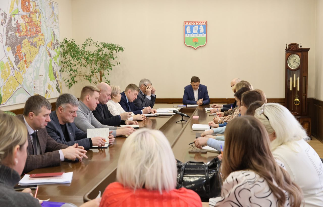 Сегодня в Администрации города Абакана состоялось совещание, посвящённое итогам празднования 2026 года и разработке концепции предстоящего 2027 года