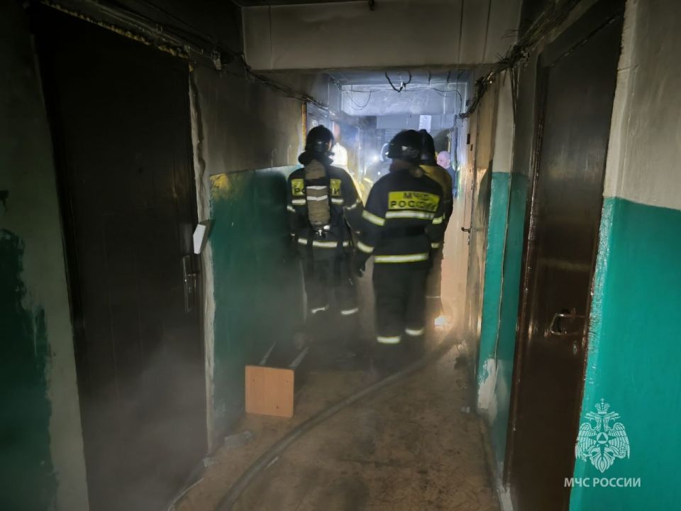 В Саяногорске пожарные МЧС России спасли из задымленного общежития четверых человек