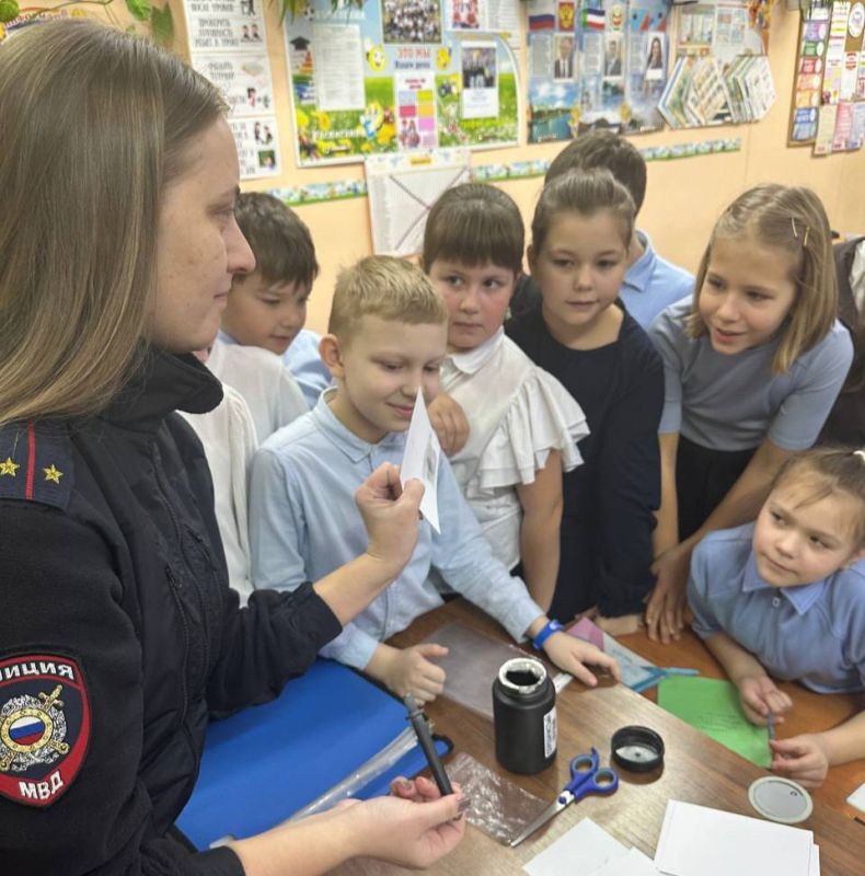 Урок профориентации для младших школьников провела инспектор ПДН черногорской полиции