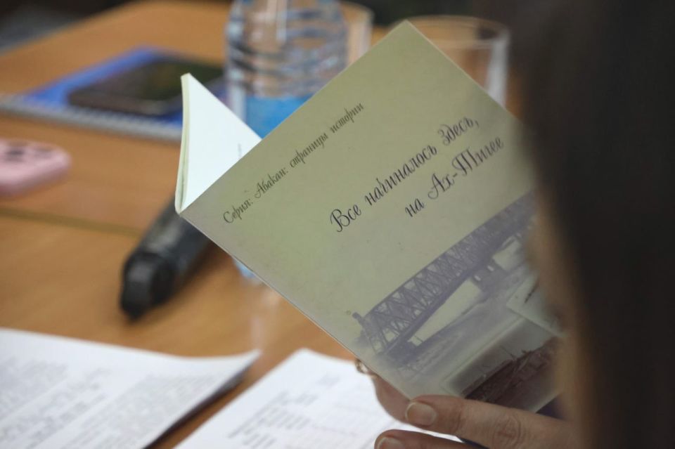 Глава города Абакана Алексей Лемин заслушал отчёт директора «Абаканской централизованной библиотечной системы» Светланы Ждановой об итогах работы за 2025 год и планах на предстоящий год