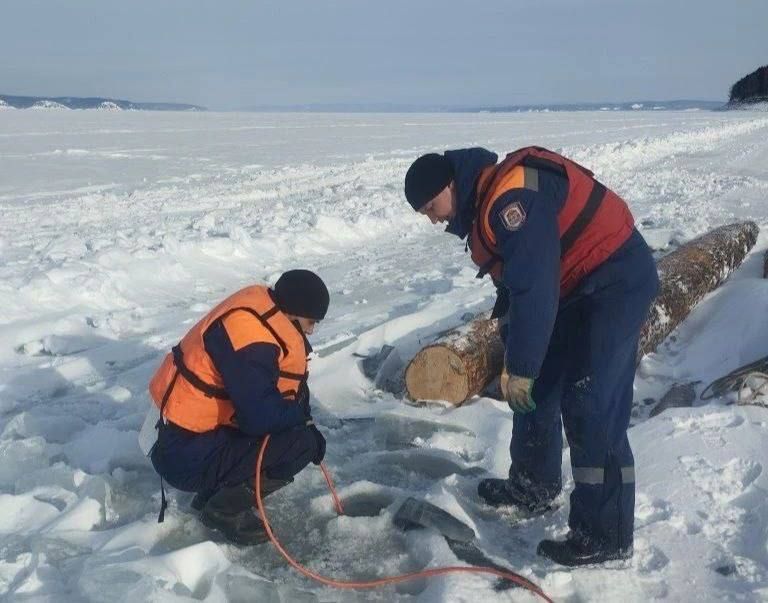 Рыбак на автомобиле провалился под лед на Красноярском водохранилище