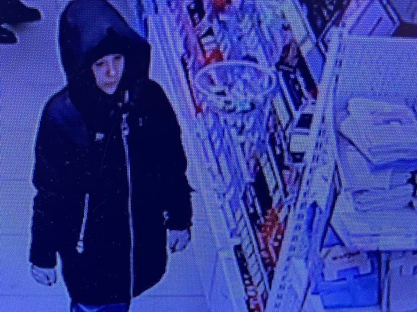 Внимание, розыск!. В УМВД России по г. Абакану поступило заявление представителя одного из сетевых магазинов о том, что из филиала, расположенного по адресу: г. Абакан ул. Щетинкина, 17 был похищен товар общей стоимостью...