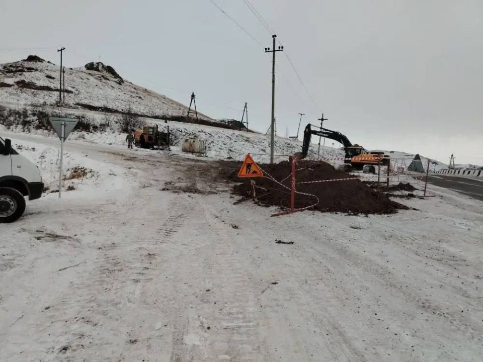 Жгут уголь и греют землю. В Копьёво начались работы по устранению порыва канализиции