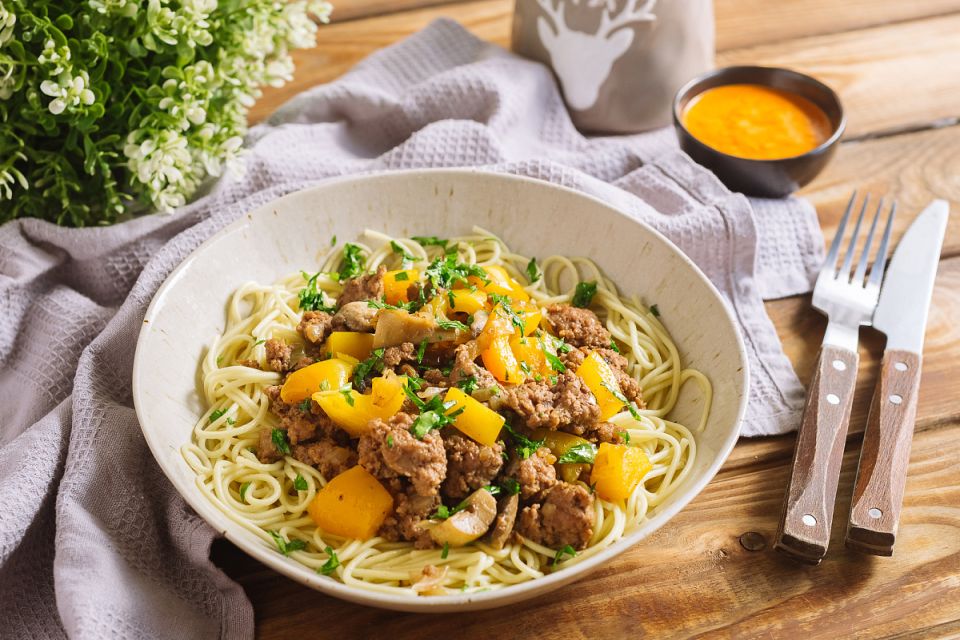 Вкусное путешествие: яичная лапша с грибами и перцем